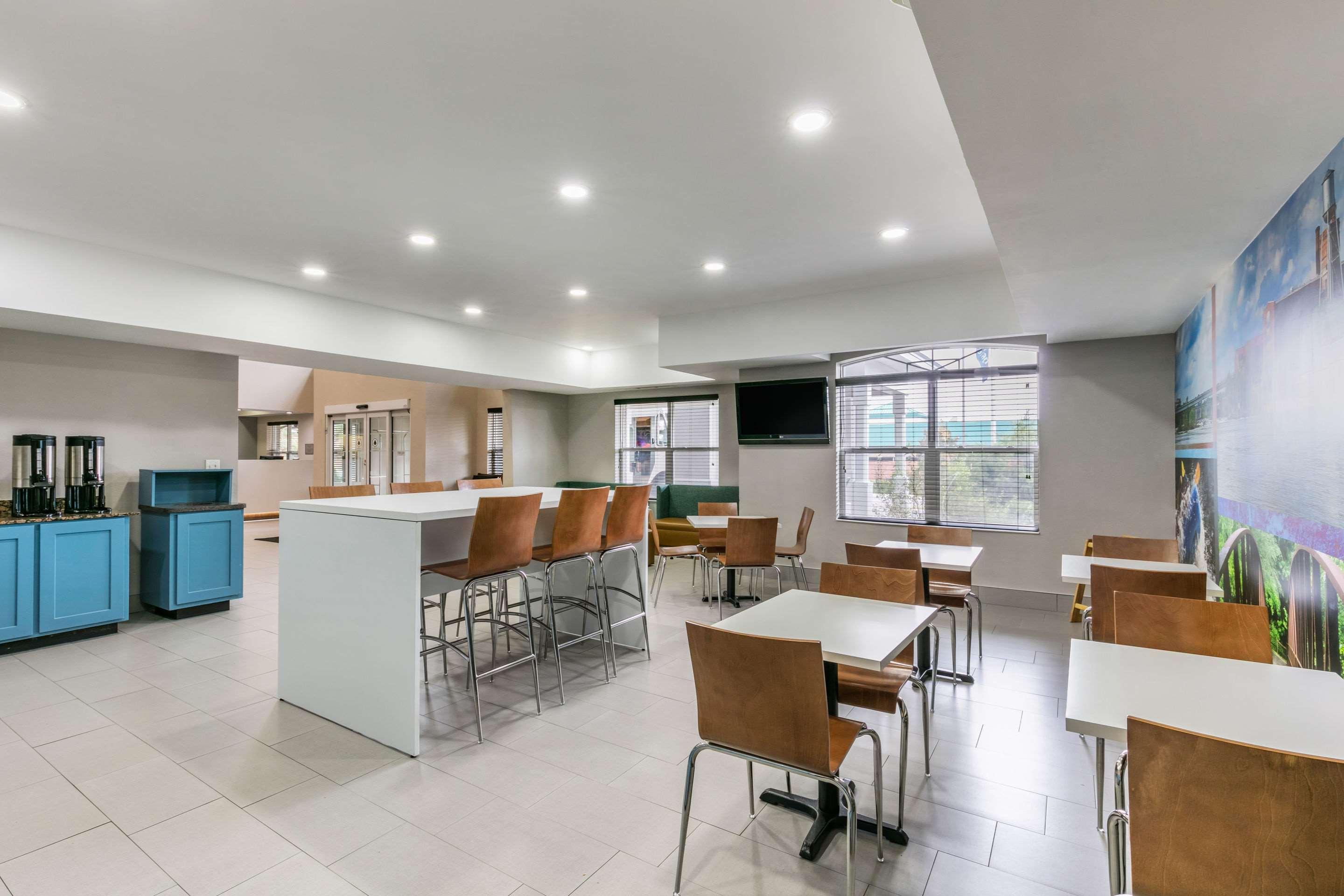 Clarion Pointe Columbus-Bradley Park Hotel Bagian luar foto