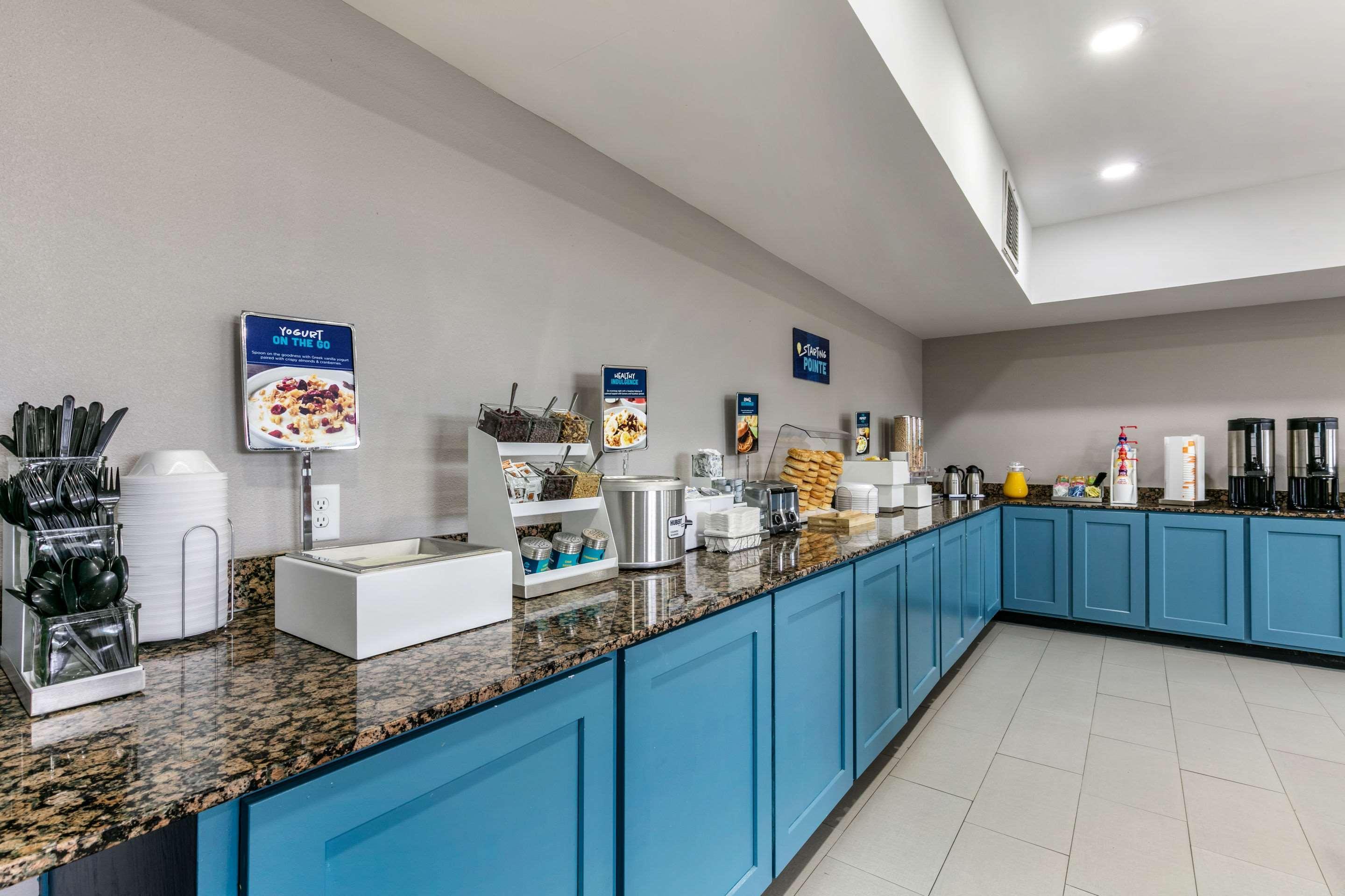 Clarion Pointe Columbus-Bradley Park Hotel Bagian luar foto