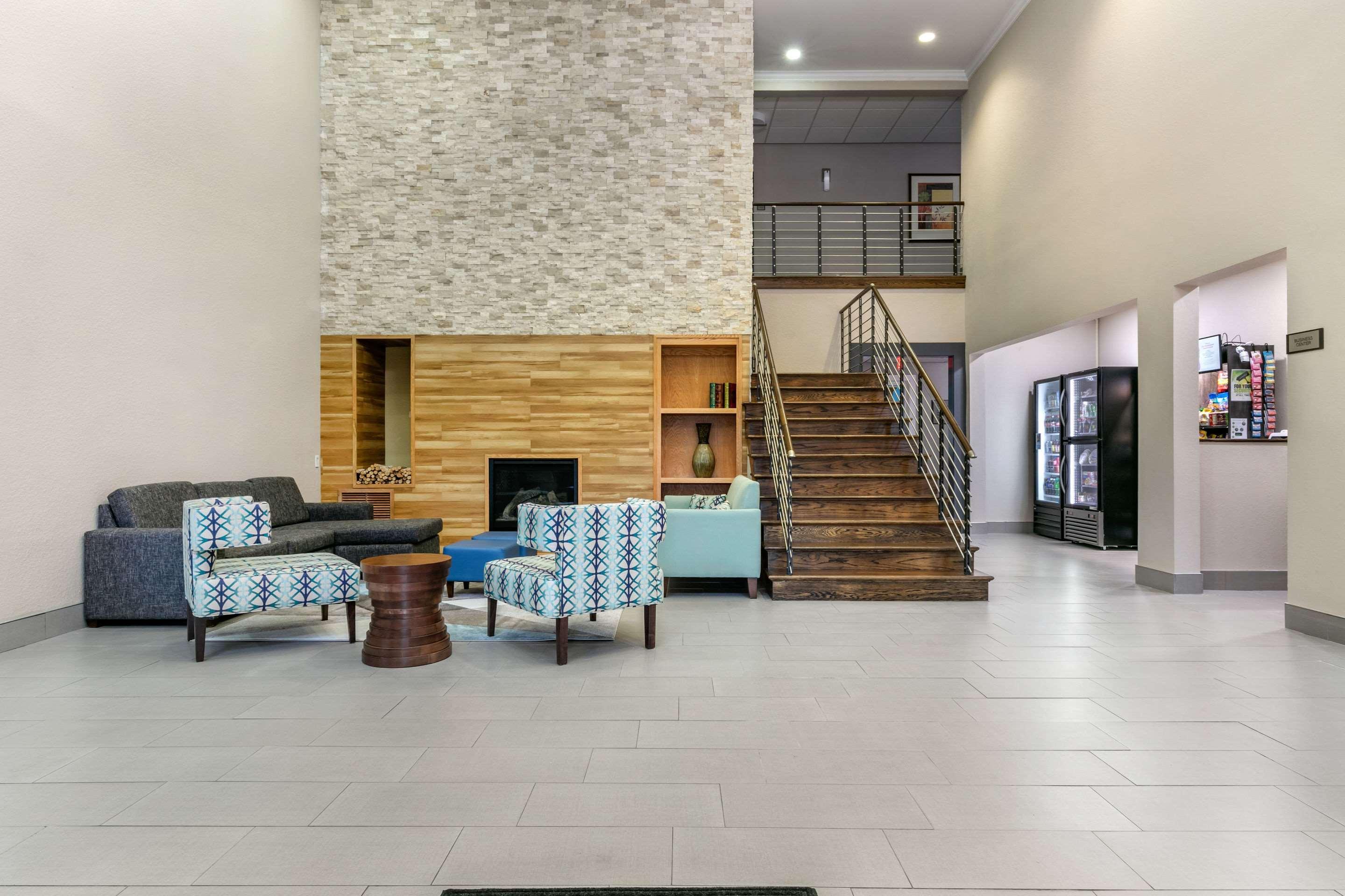 Clarion Pointe Columbus-Bradley Park Hotel Bagian luar foto