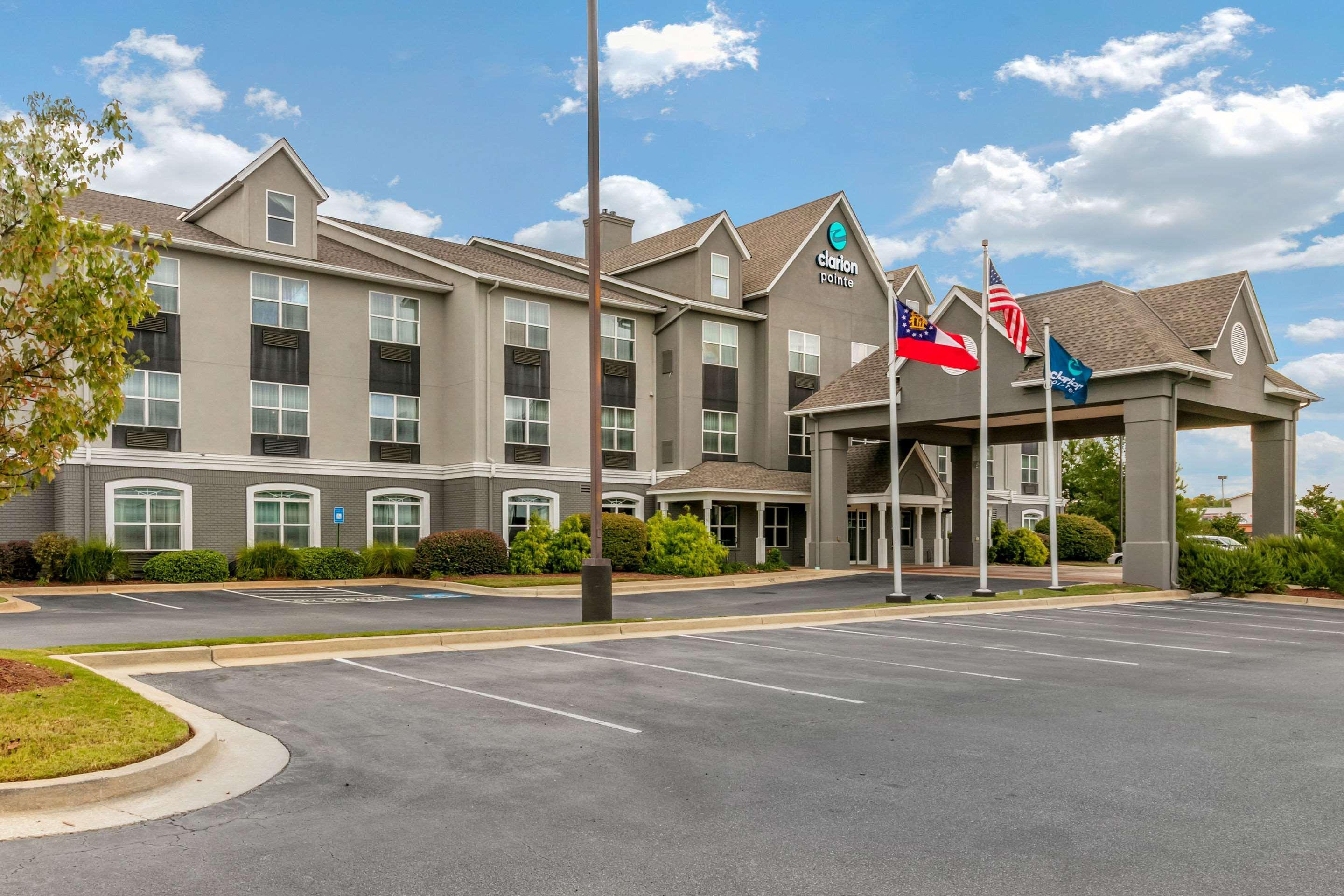 Clarion Pointe Columbus-Bradley Park Hotel Bagian luar foto