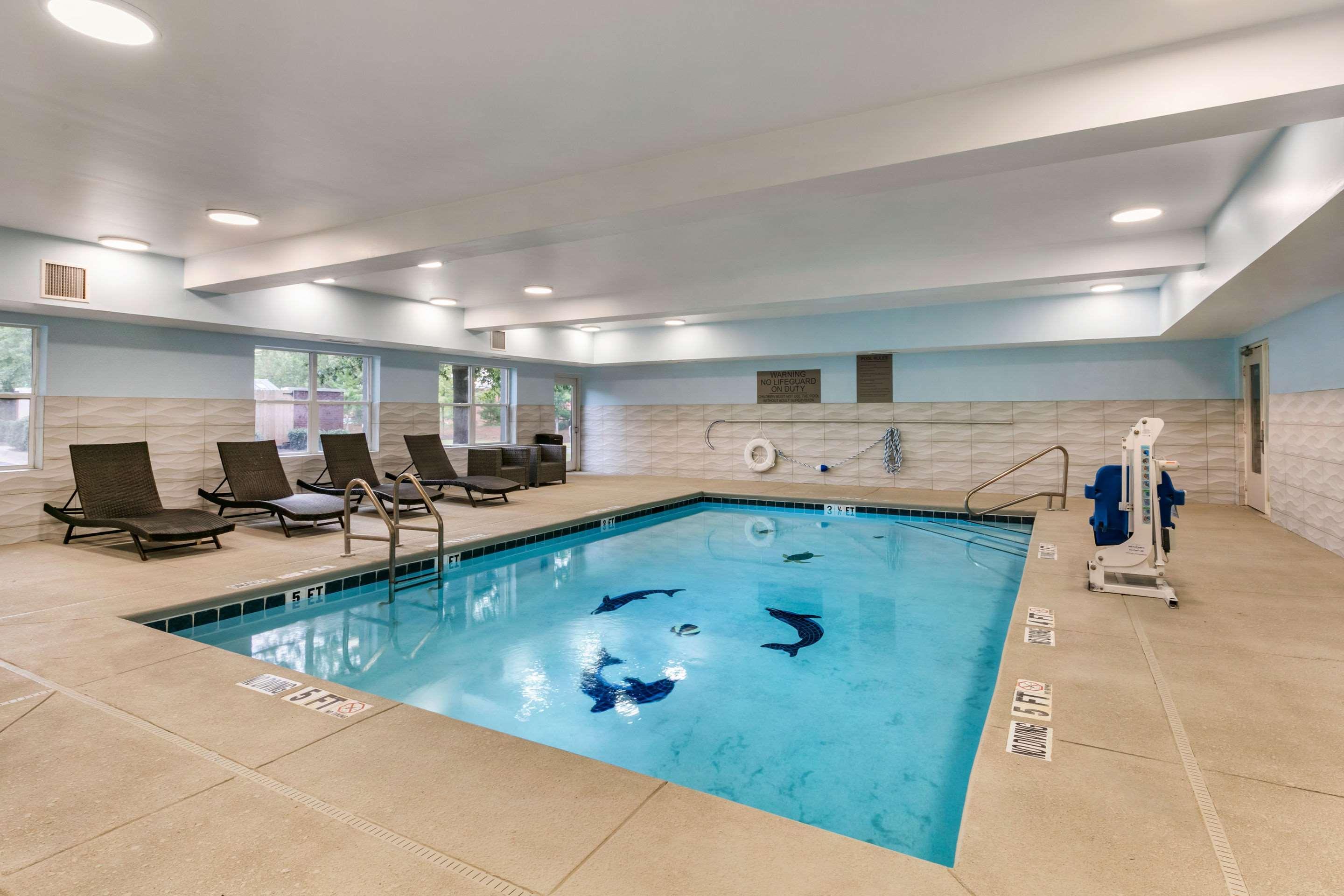 Clarion Pointe Columbus-Bradley Park Hotel Bagian luar foto