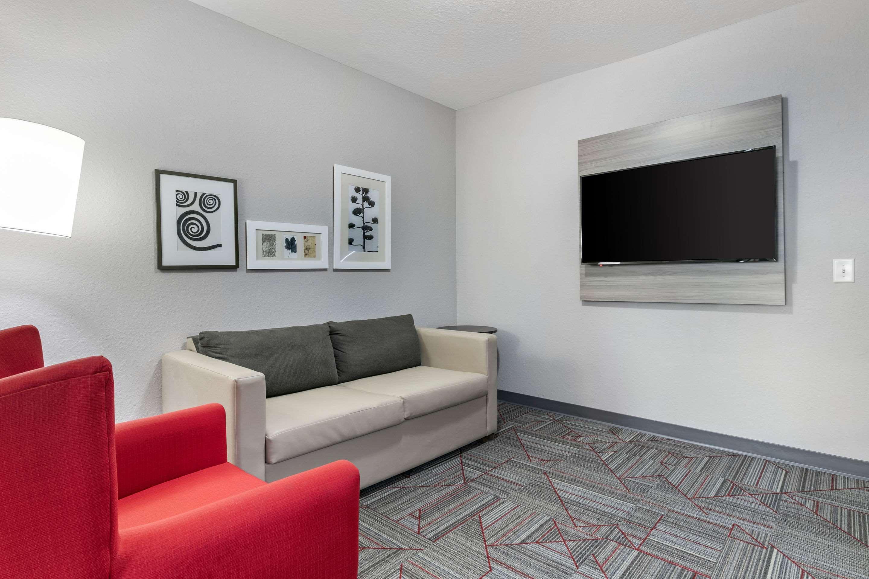 Clarion Pointe Columbus-Bradley Park Hotel Bagian luar foto