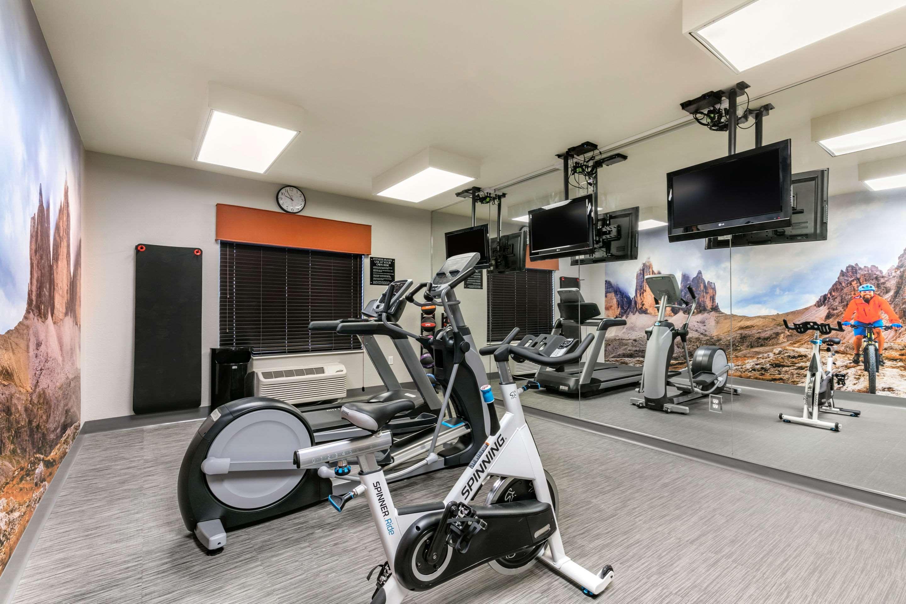 Clarion Pointe Columbus-Bradley Park Hotel Bagian luar foto