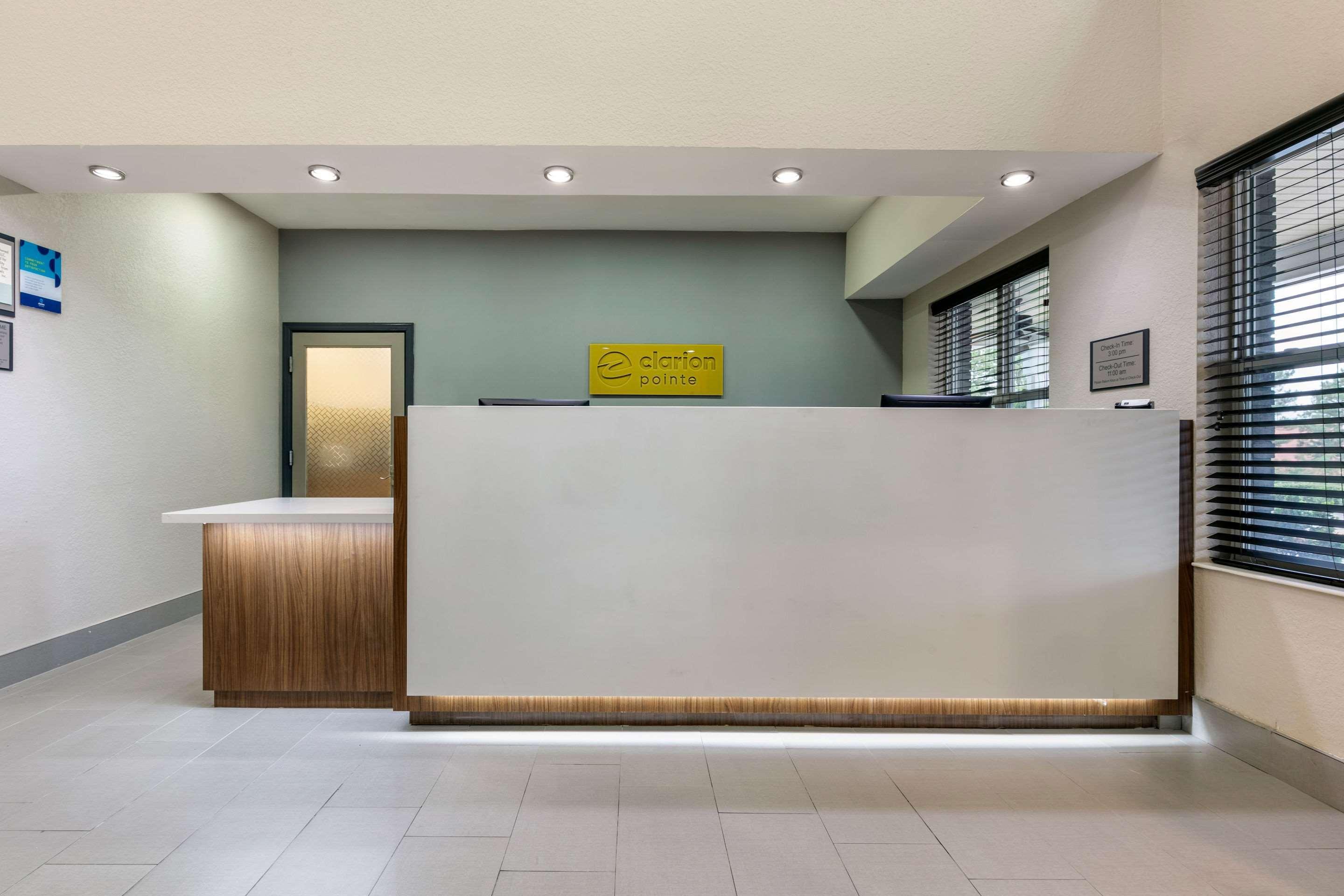 Clarion Pointe Columbus-Bradley Park Hotel Bagian luar foto