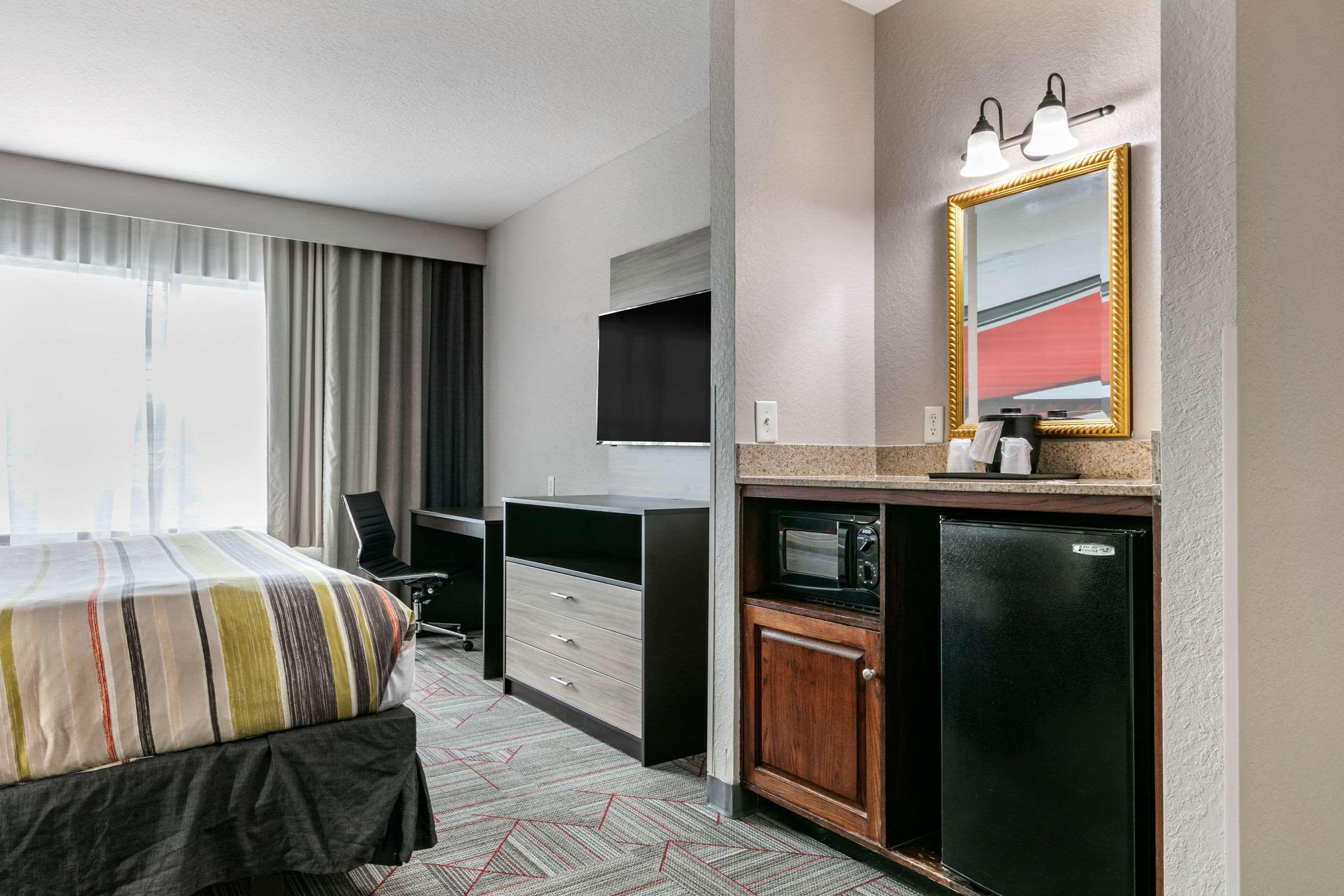 Clarion Pointe Columbus-Bradley Park Hotel Bagian luar foto