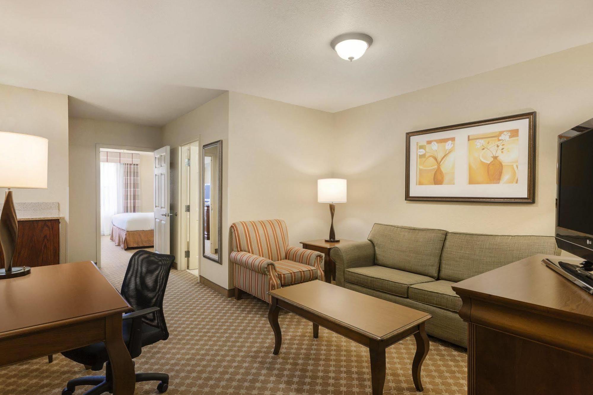 Clarion Pointe Columbus-Bradley Park Hotel Bagian luar foto