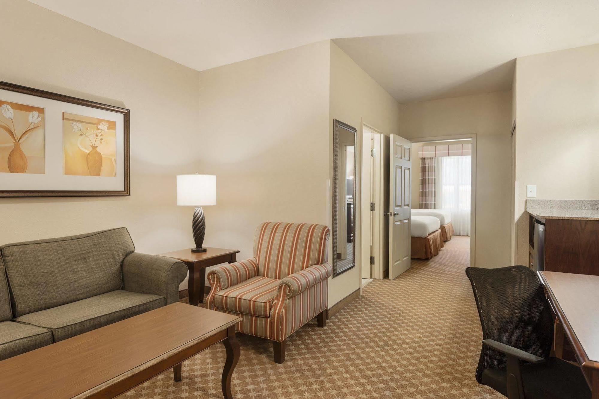 Clarion Pointe Columbus-Bradley Park Hotel Bagian luar foto