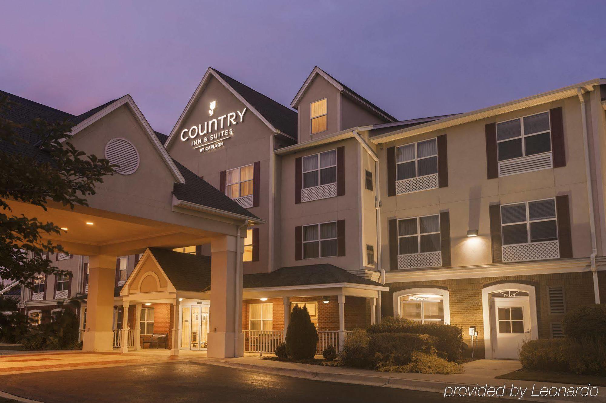 Clarion Pointe Columbus-Bradley Park Hotel Bagian luar foto