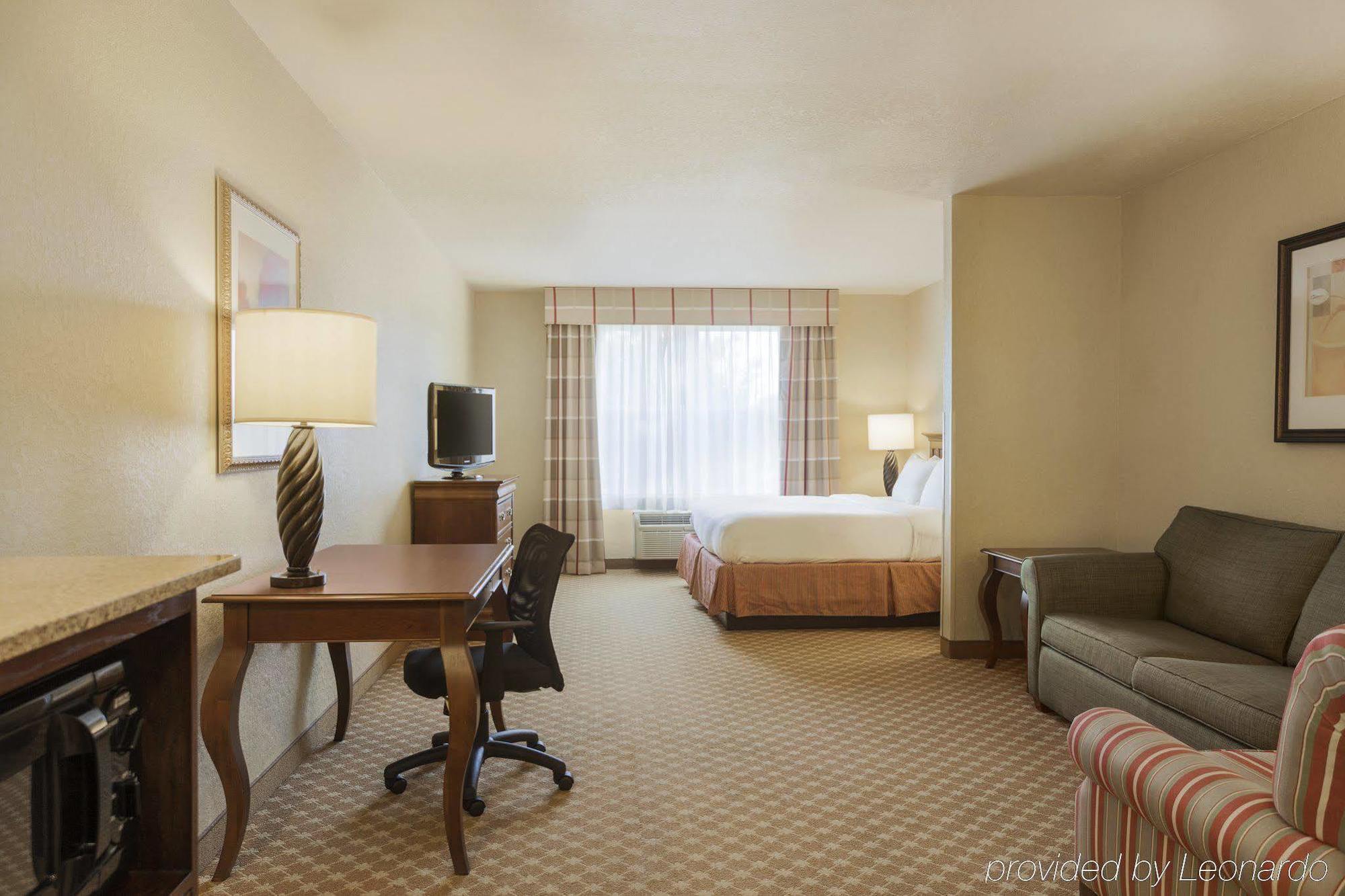 Clarion Pointe Columbus-Bradley Park Hotel Bagian luar foto