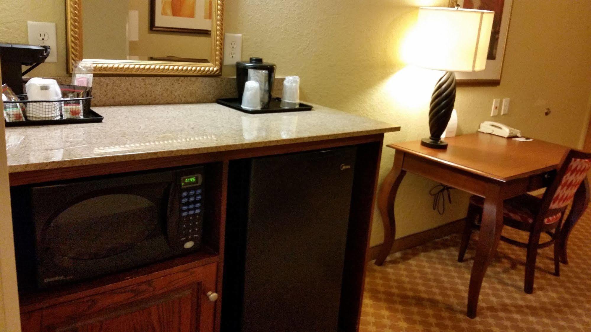 Clarion Pointe Columbus-Bradley Park Hotel Bagian luar foto