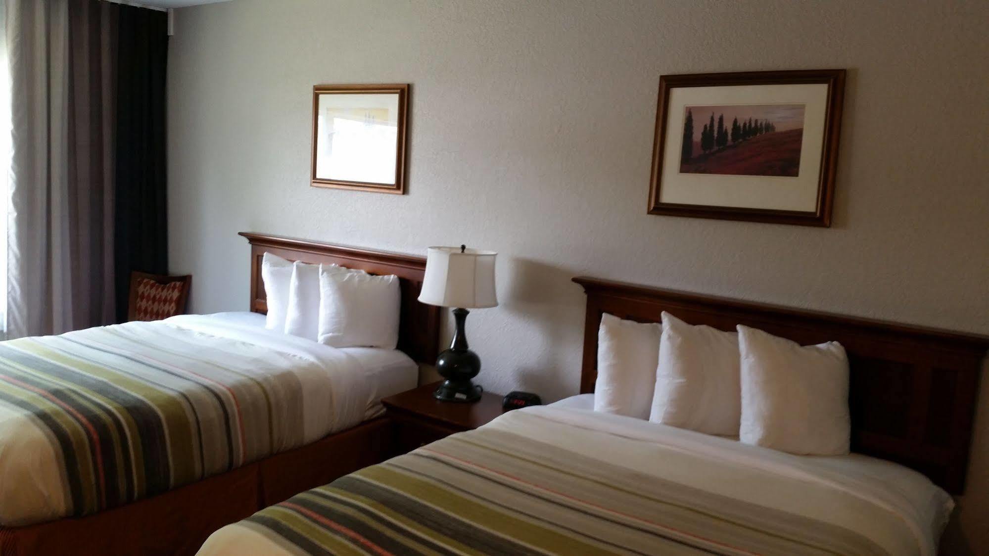 Clarion Pointe Columbus-Bradley Park Hotel Bagian luar foto