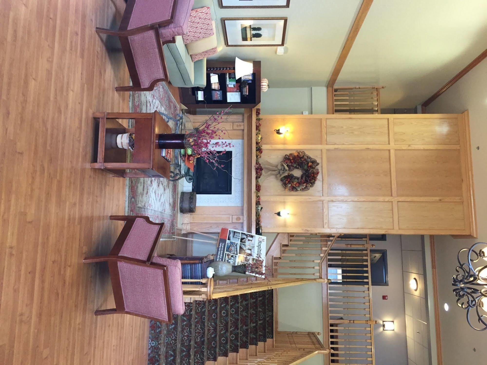 Clarion Pointe Columbus-Bradley Park Hotel Bagian luar foto