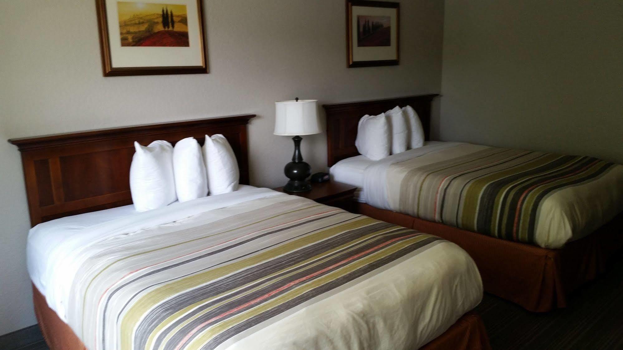 Clarion Pointe Columbus-Bradley Park Hotel Bagian luar foto