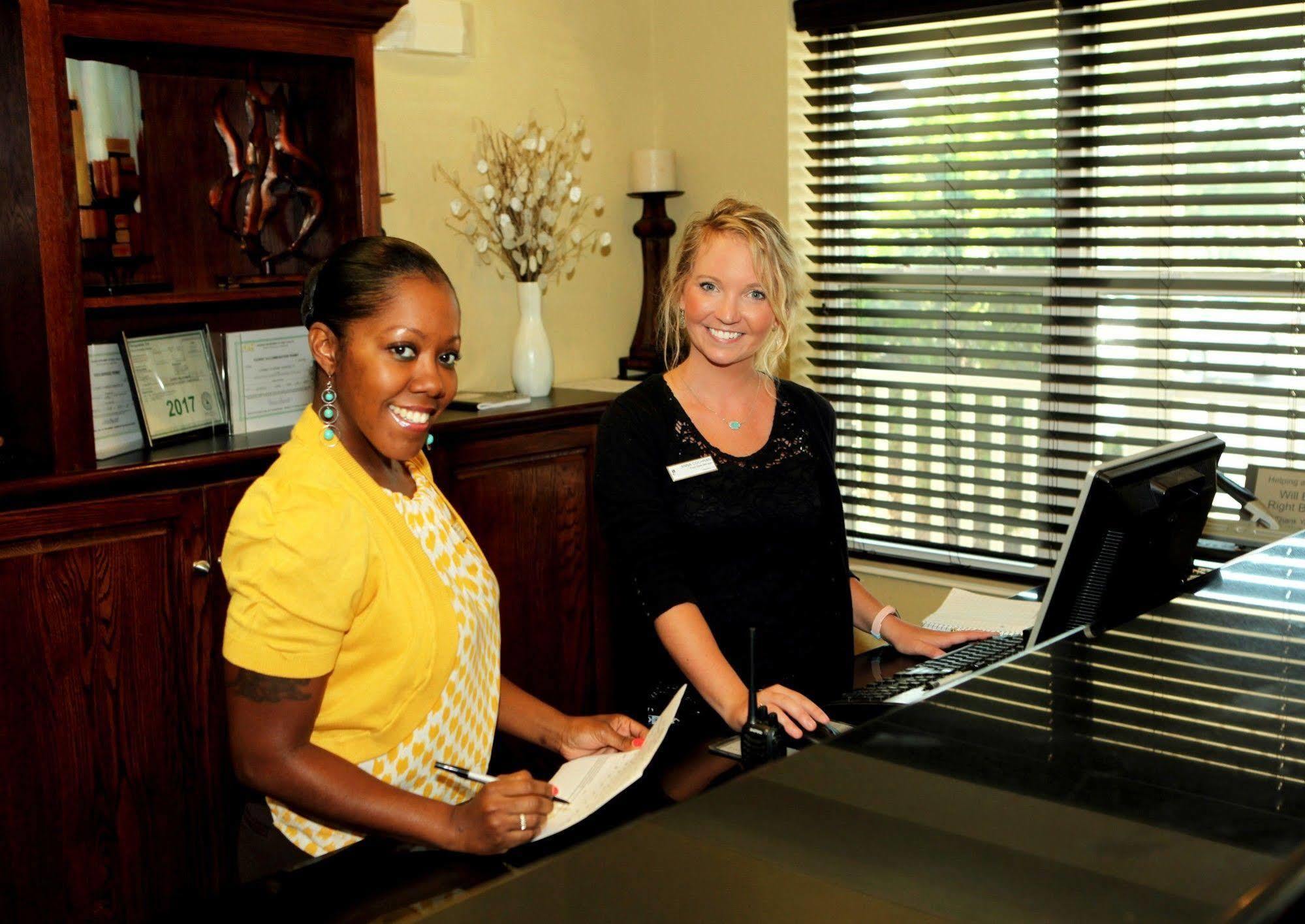 Clarion Pointe Columbus-Bradley Park Hotel Bagian luar foto