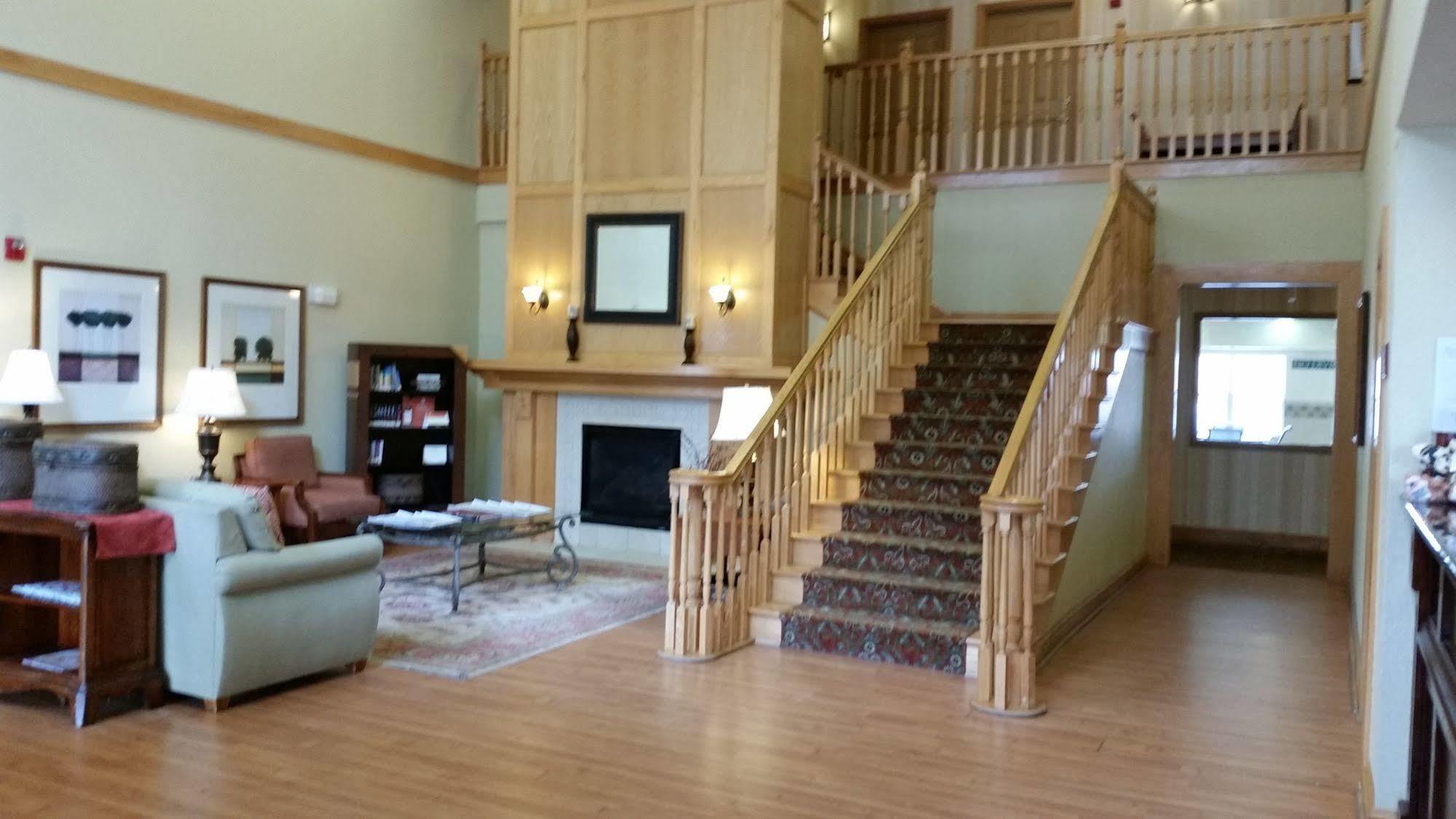 Clarion Pointe Columbus-Bradley Park Hotel Bagian luar foto