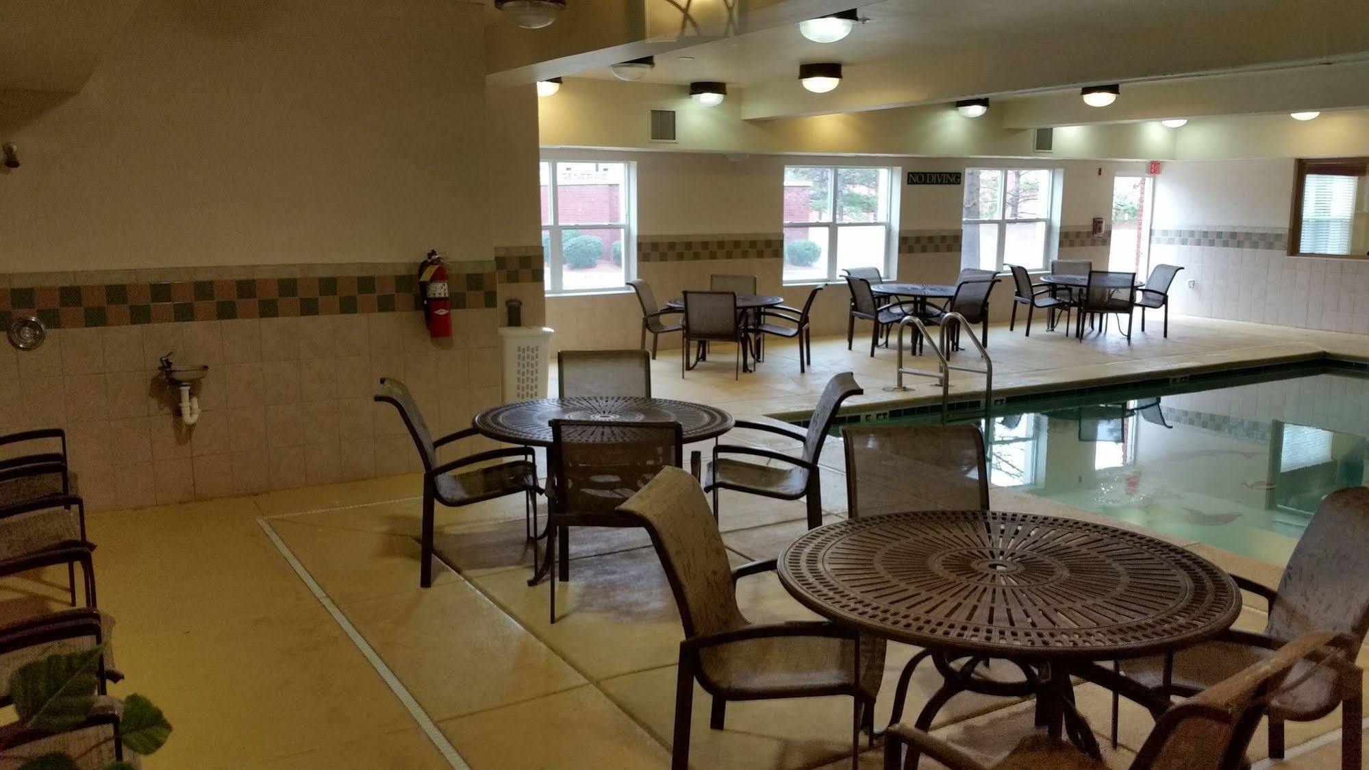 Clarion Pointe Columbus-Bradley Park Hotel Bagian luar foto