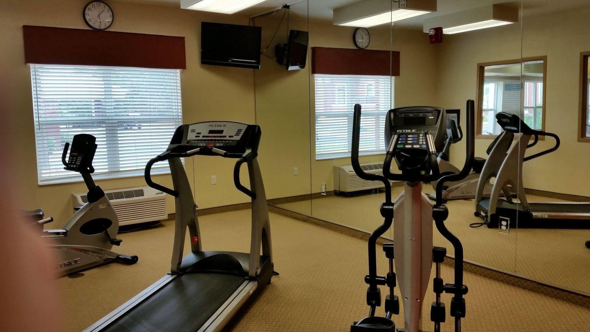 Clarion Pointe Columbus-Bradley Park Hotel Bagian luar foto