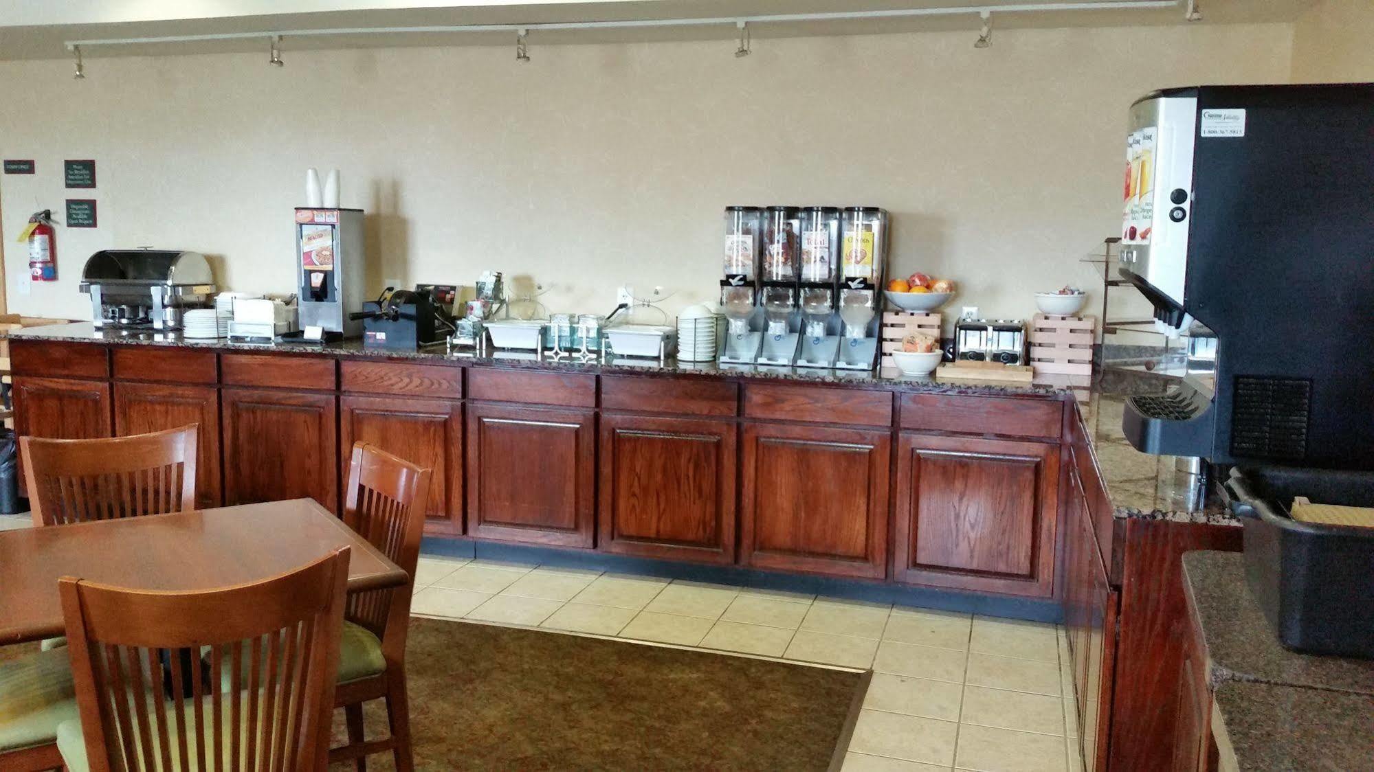 Clarion Pointe Columbus-Bradley Park Hotel Bagian luar foto